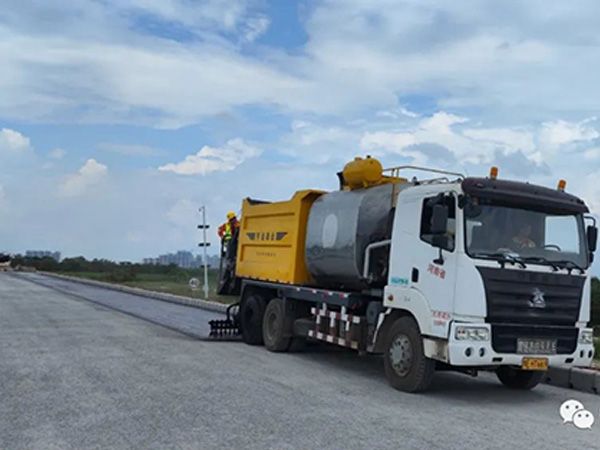 熱烈祝賀我司鶴港高速封層、透層試驗段成功