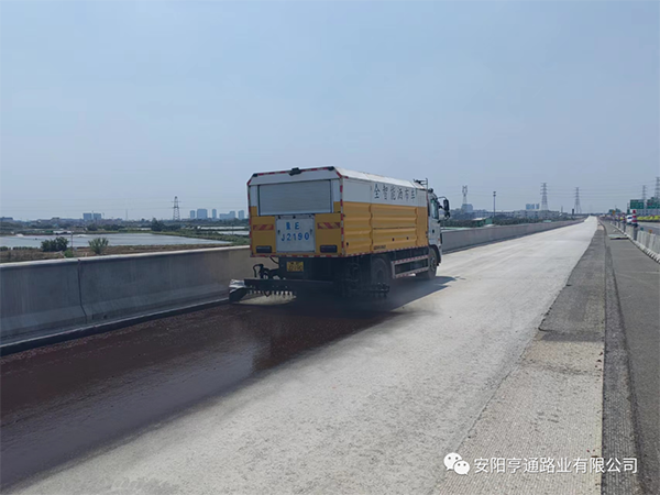 熱烈祝賀我司中江高速稀漿封層、透層試驗段成功