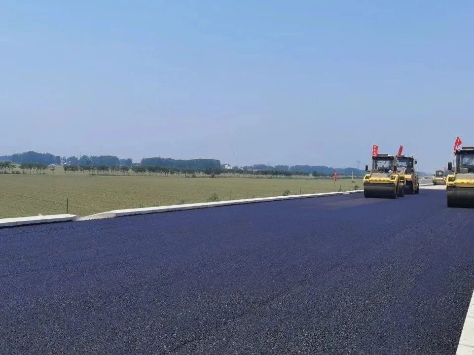 許信高速透層、封層和瀝青下面層試驗段攤鋪圓 滿成功